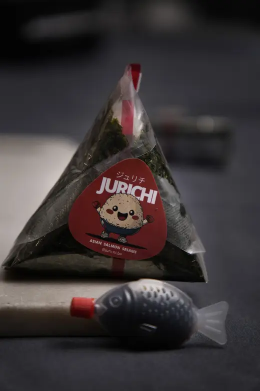 Onigiri Jurichi con salsero de soja en forma de pez